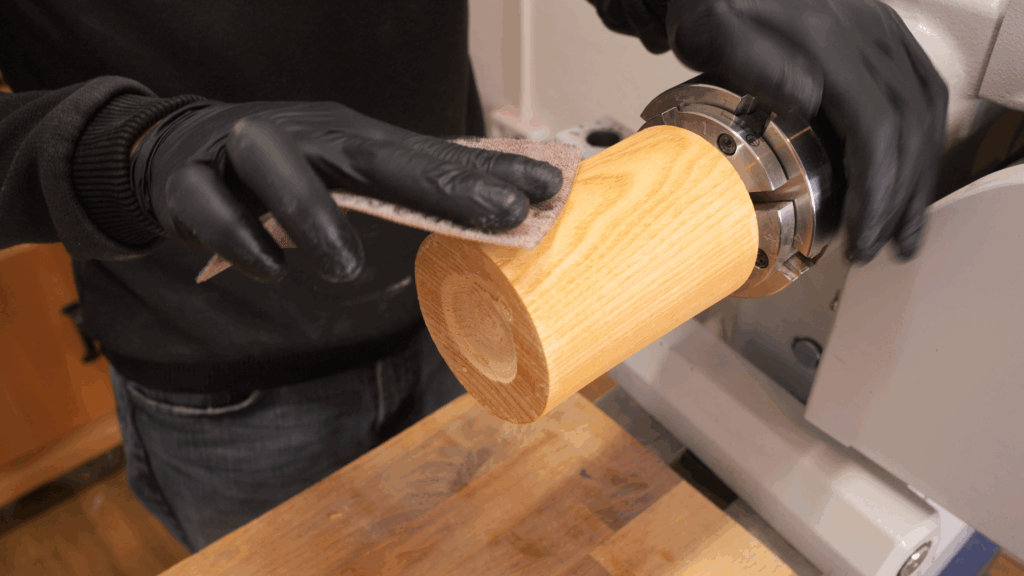 Holzrohling wird mit Hilfe eines Schleifgitters Korn 320 abgeschliffen.